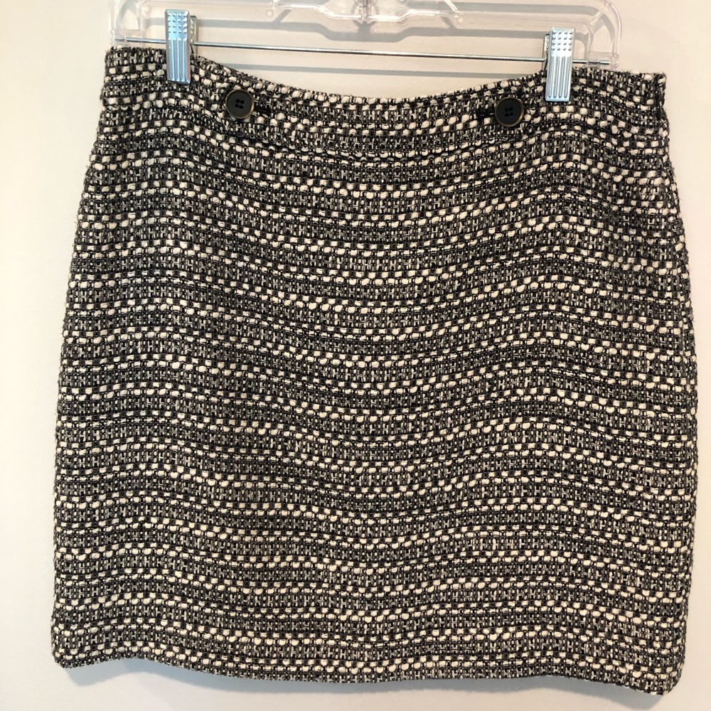 EUC Loft size 6 skirt. Fully lined. Black/white